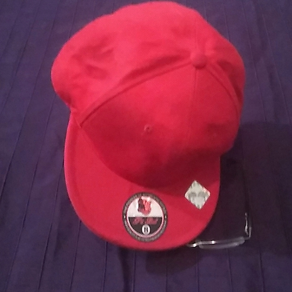 Red flat fitted 'Pit Bull' sz. 8 hat.